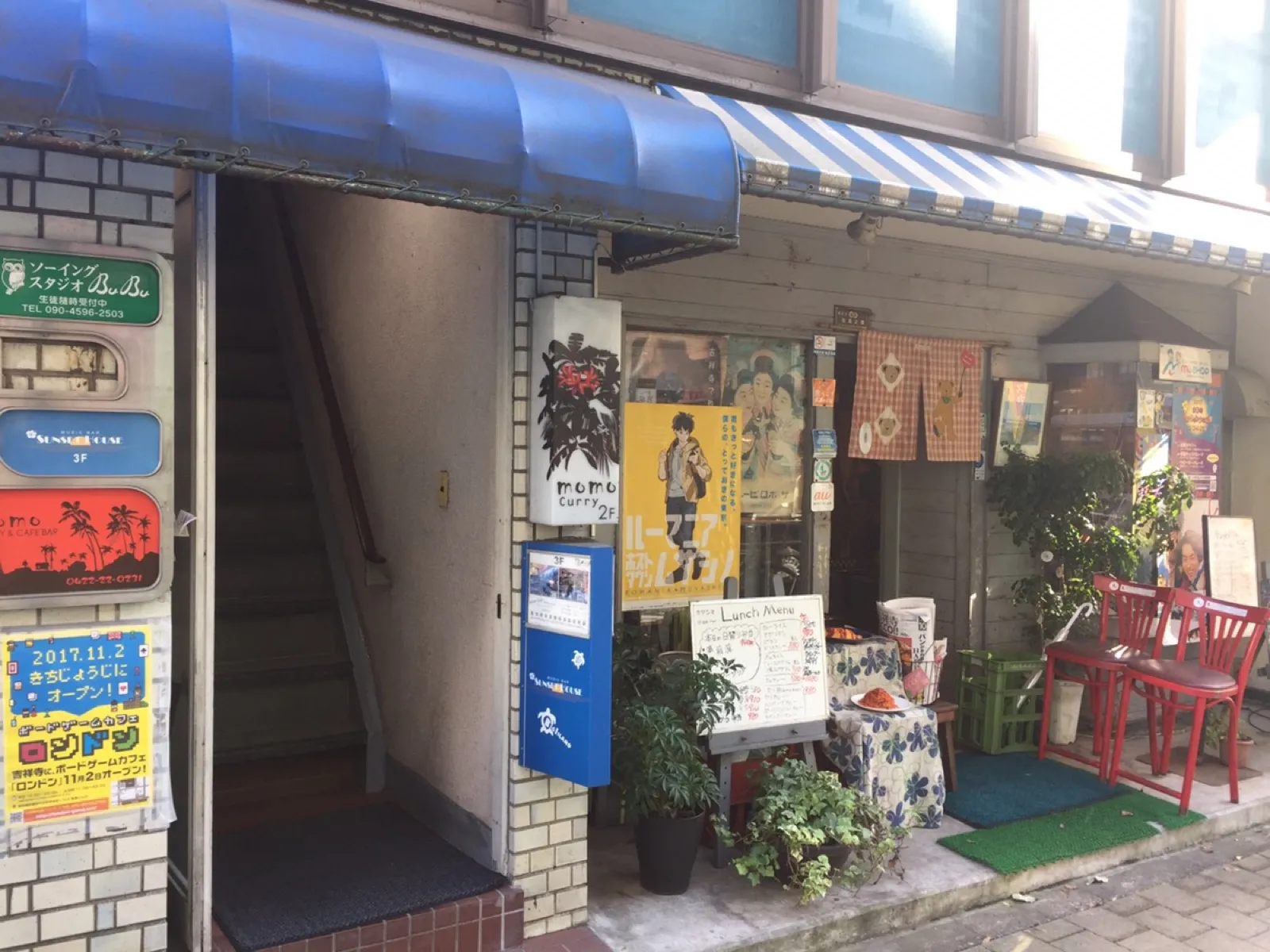 ボードゲームカフェ ロンドンが入る富澤ビルの外観と入口。3Fへ上がる階段と看板