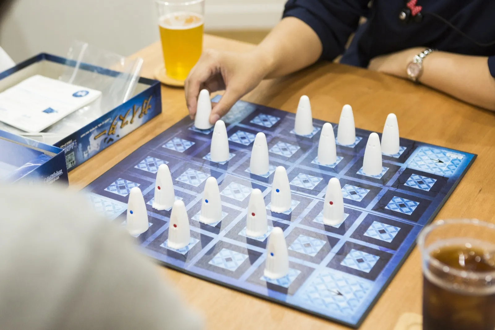 土日祝の店内。ボードゲームを広げ、ドリンクと一緒に遊ぶ様子