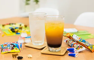 テーブルに置かれたドリンクとお菓子。ゲームを楽しみながらくつろげる